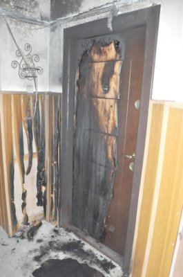 Principalul suspect în cazul uşii incendiate de pe Soveja nu a fost găsit